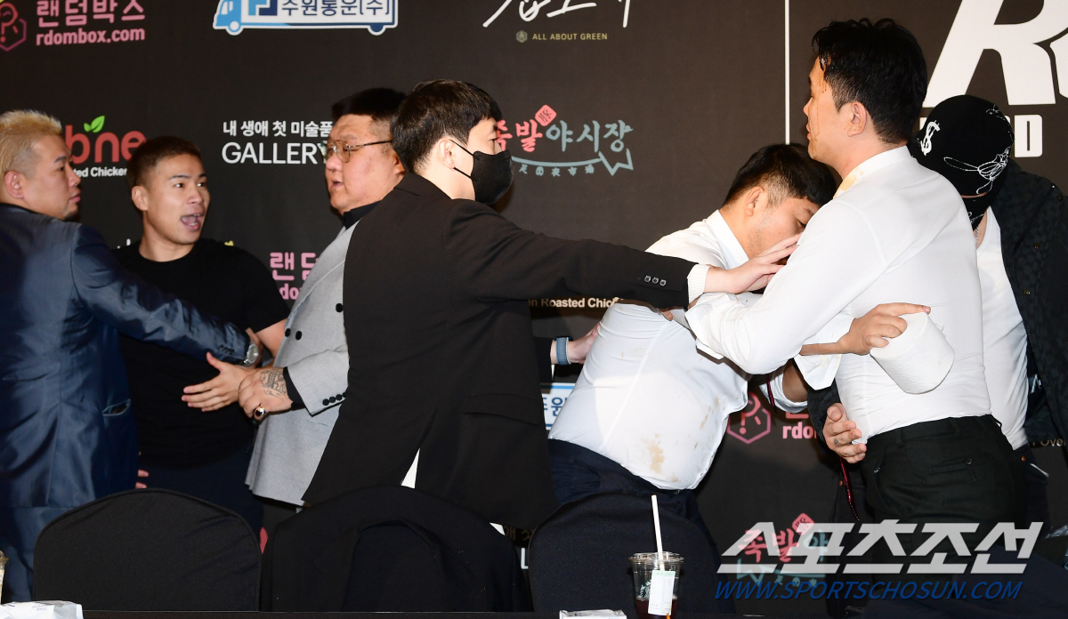 윤형빈 향해 도 넘은 간장 테러 '로드FC 기자회견장 난장판' [로드FC…
