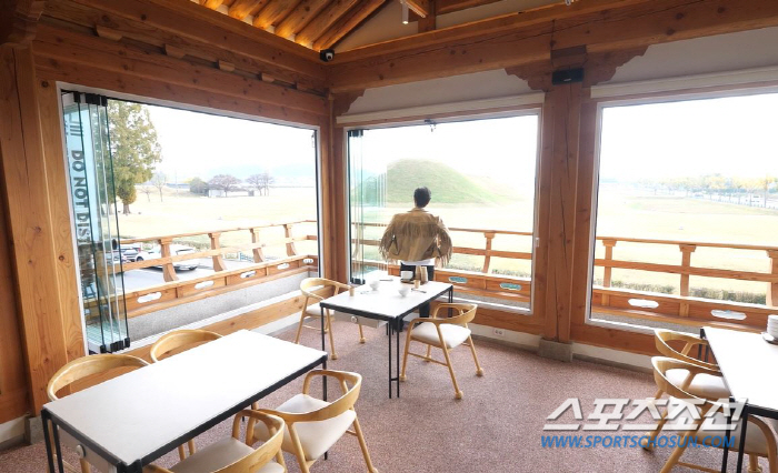 "전국에 부인들이 많아서…". 김동완, 11세 연하 의사 '주쌤'과 경주…