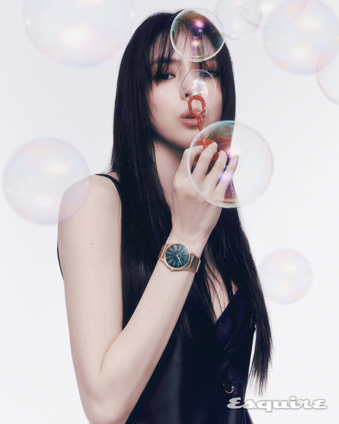 한소희 “내 아름다움 잘 알아..작품 할 때 거울 안 본다” [화보]