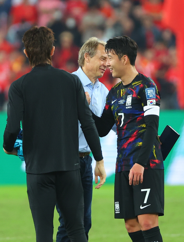 "SON, 4만 관중 침묵에 빠뜨리다!" 中 매체도 인정한 손흥민의 지배…