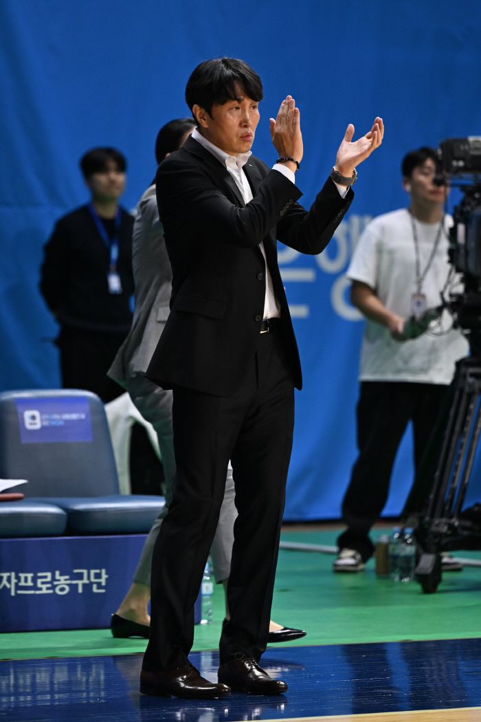 위성우 우리은행 감독, "기대 이상으로 초반 잘 치러줬다"