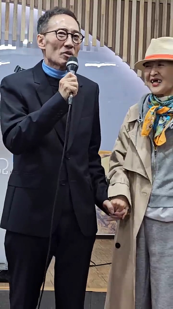 '뇌종양 투병' 윤석화, 앞니 모두 빠진 충격 근황..'절친' 유열과 씩…