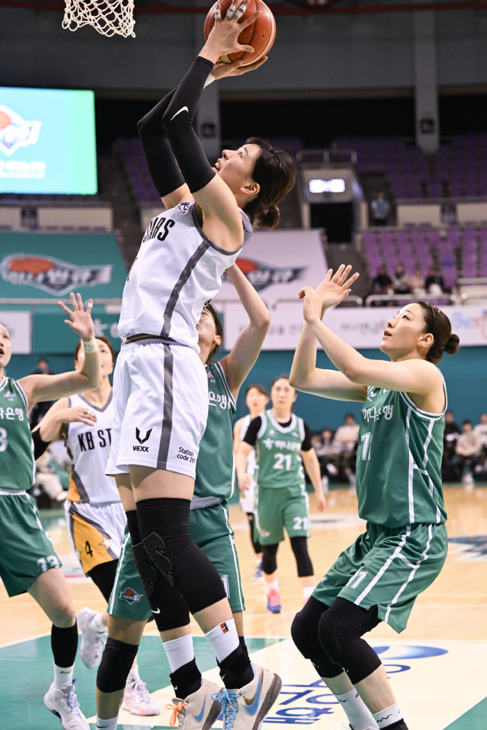 15P, 18R 박지수 더블더블. KB 하나원큐 71대64 제압. 하나원큐는 무너지지 않았다. 
