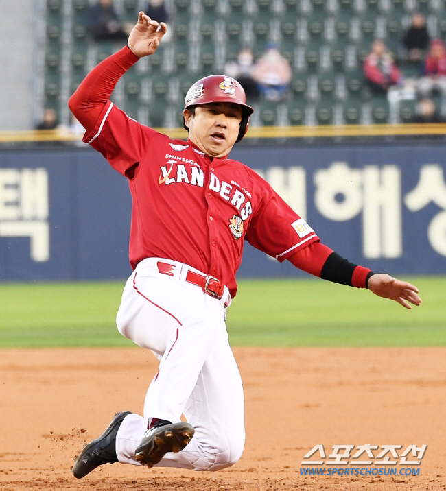 은퇴식 논의중이었는데…한화는 왜 41세 프로 23년차 백업 외야수를 뽑았…