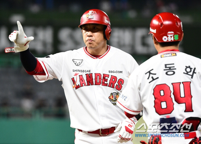 은퇴식 논의중이었는데…한화는 왜 41세 프로 23년차 백업 외야수를 뽑았…