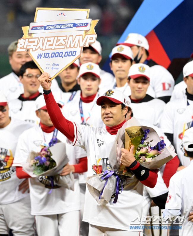 은퇴식 논의중이었는데…한화는 왜 41세 프로 23년차 백업 외야수를 뽑았…