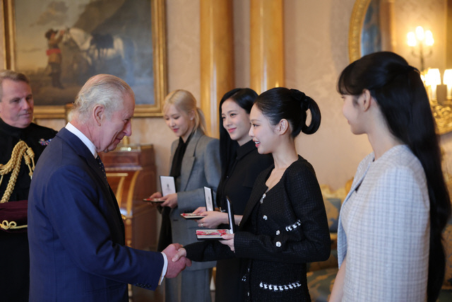 "정말 영광"..블랙핑크 韓 최초 대영제국훈장..완전체 '월클' 영향력[종합]