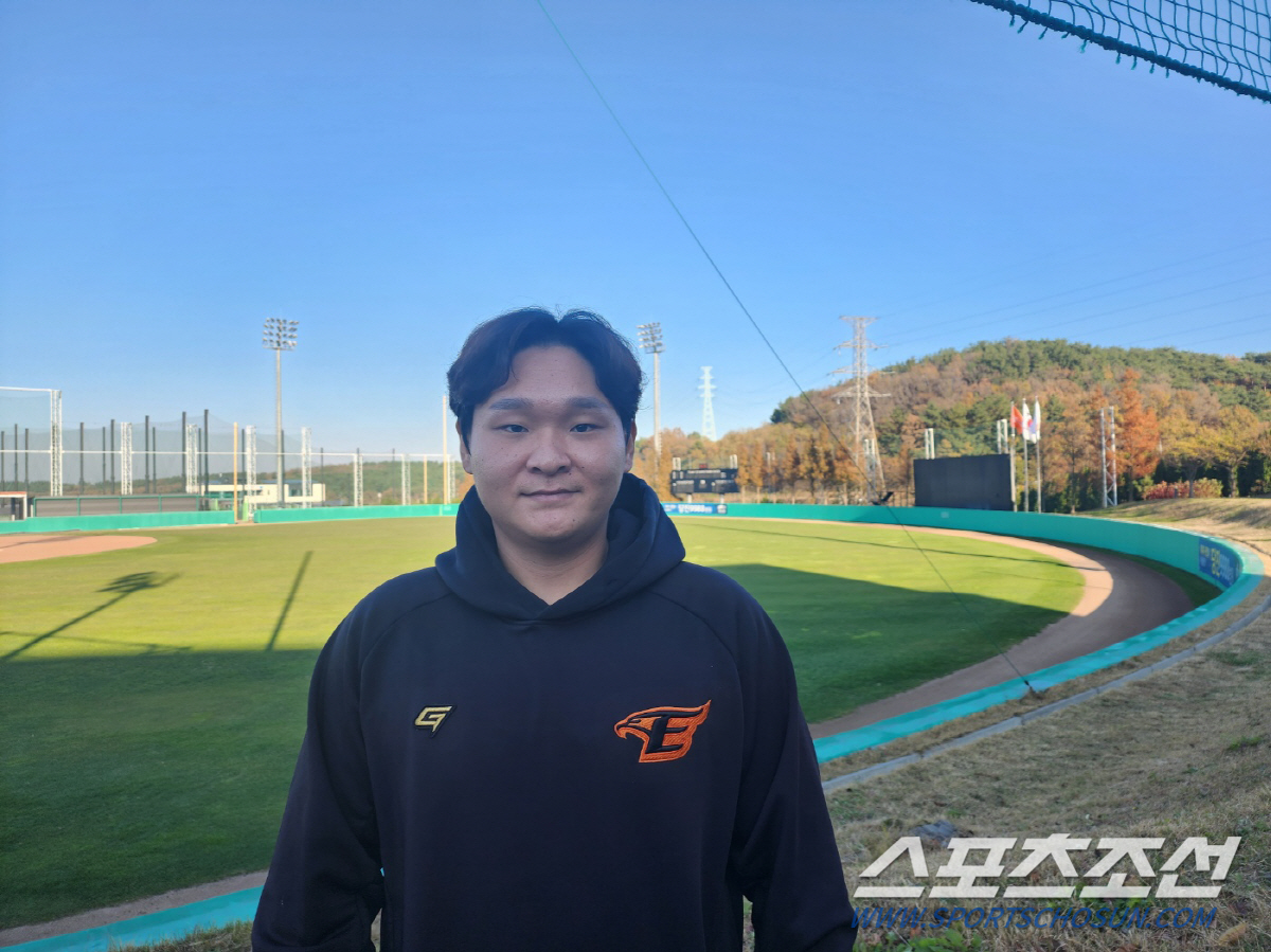 [서산현장]시즌 최종전을 관중석에서 본 김태연…"야구 더 열심히 해야겠다…