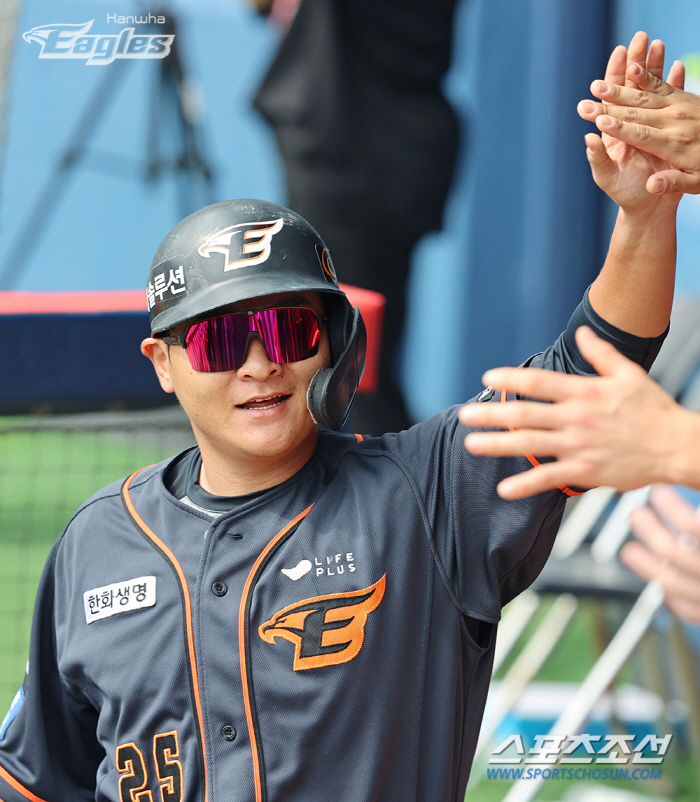 [서산현장]시즌 최종전을 관중석에서 본 김태연…"야구 더 열심히 해야겠다…