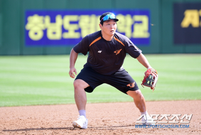 [서산현장]시즌 최종전을 관중석에서 본 김태연…"야구 더 열심히 해야겠다…