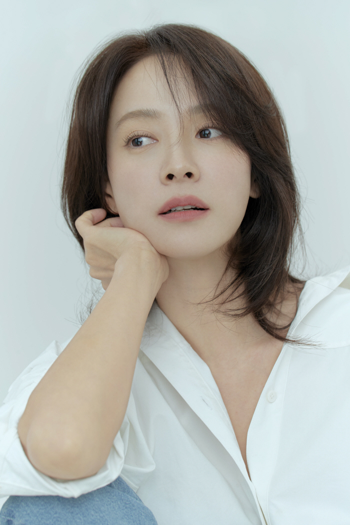 송지효, 새 소속사 이적 후 '고혹+청순美' 배우의 아우라 [공식]