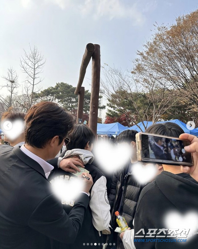 "왜 아빠 사인을 줄 서서…". '정준호♥이하정' 子 시욱, 사람들 몰리…