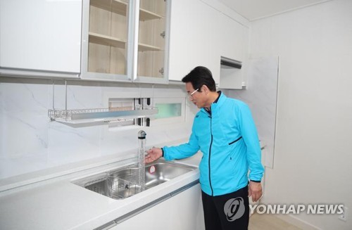 리모델링 빈집 찾은 강진원 군수 [강진군 제공·재판매 및 DB 금지]