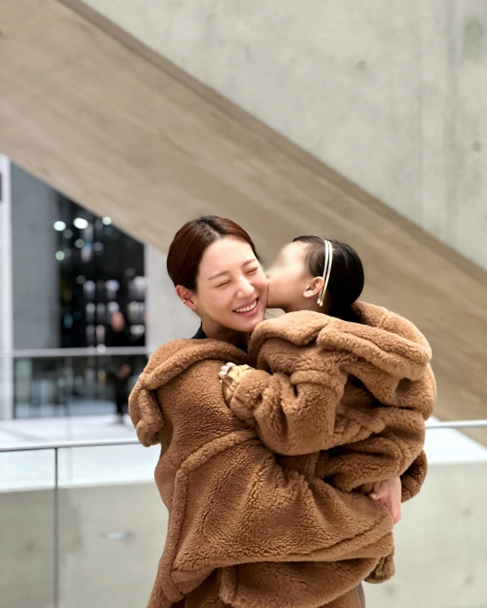 '차민근♥' 수현, 딸과 명품 '테디베어' 커플룩...러블리한 모녀