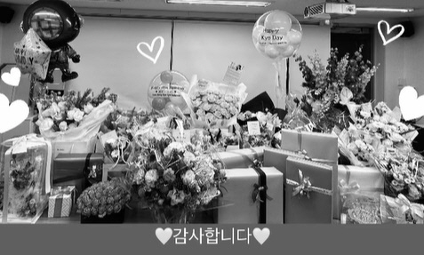 송혜교, 생일선물에 파묻힐 듯..명품도 잔뜩 '클래스가 다르네'