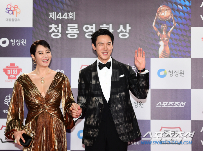 [청룡영화상] 김혜수, '청룡의 여신' 드레스픽은 골드 "우아섹시의 정석…