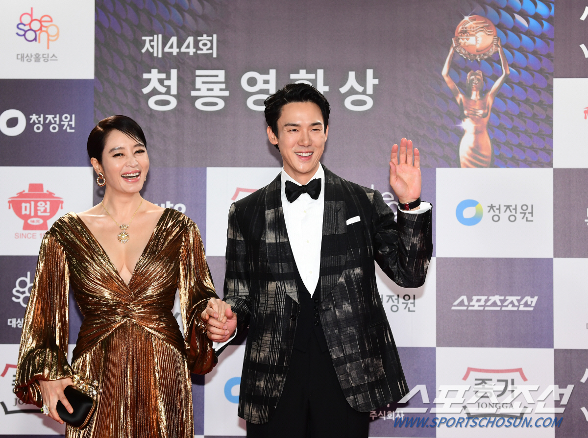 [청룡영화상] 김혜수, '청룡의 여신' 드레스픽은 골드 "우아섹시의 정석…