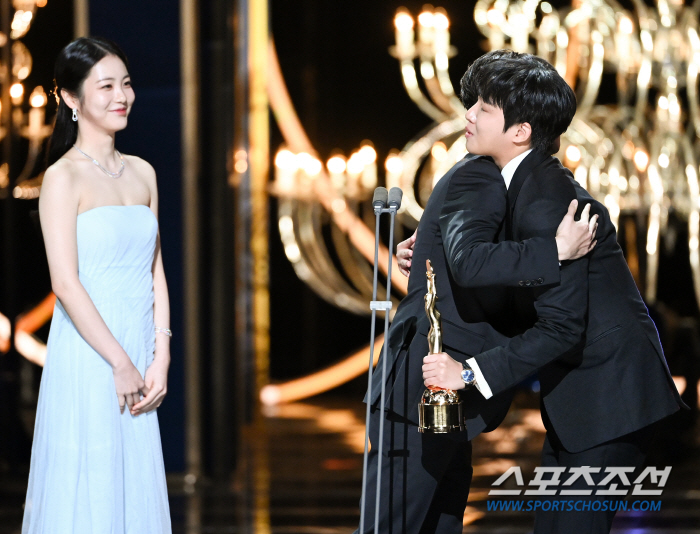 [44th청룡] '화란' 홍사빈, 신인남우상 "송중기 선배님과 이 영광을…