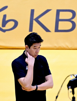 '10연패 수렁' KB손해보험 후인정 감독 
