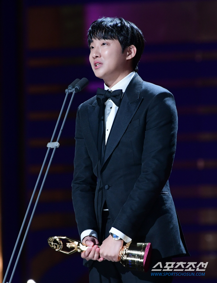 [44th청룡] 홍사빈-고민시, 남녀신인상 눈물 소감 "송중기-김혜수 선…