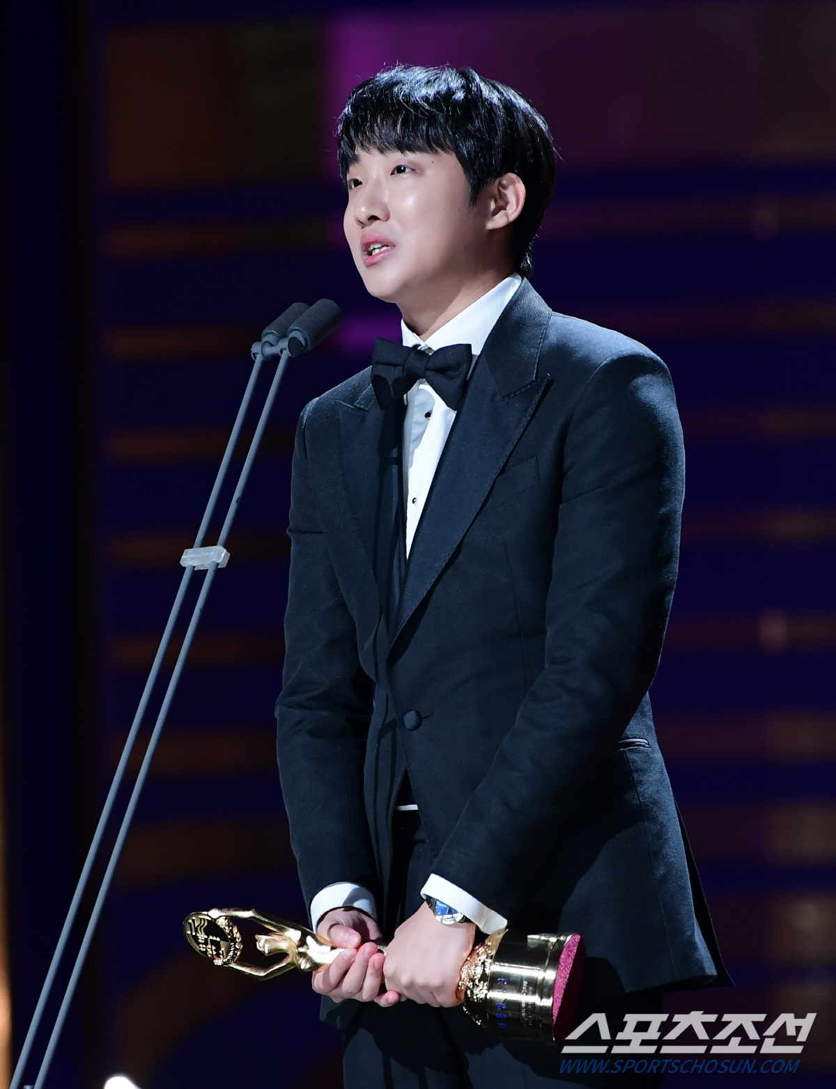 [44th청룡] 홍사빈-고민시, 남녀신인상 눈물 소감 "송중기-김혜수 선…