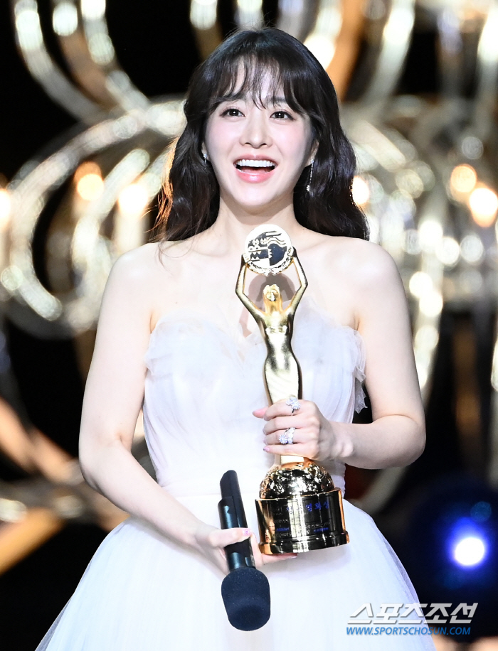 [44th청룡] 박보영, 인기스타상 "외적-내적 인기관리 열심히할게요"