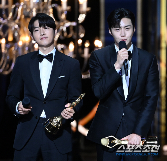 [44th청룡] 송중기, 인기스타상 "김혜수 선배님 마지막 무대, 진심 …