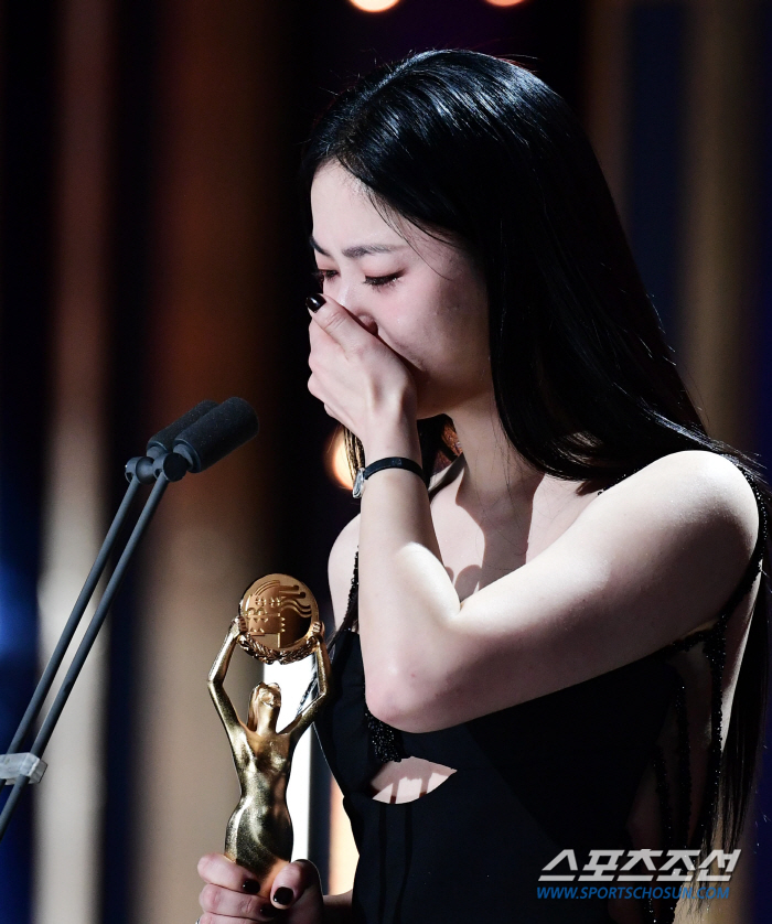 [44th청룡] "중요한 건 꺾여도 그냥 하는 마음"..전여빈, 여우조연상 수상에 '오열'