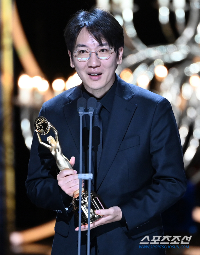 [44th청룡] '콘크리트유토피아' 엄태화 감독, 감독상 수상.."부끄럽지 않는 작품 되게 하겠다고"