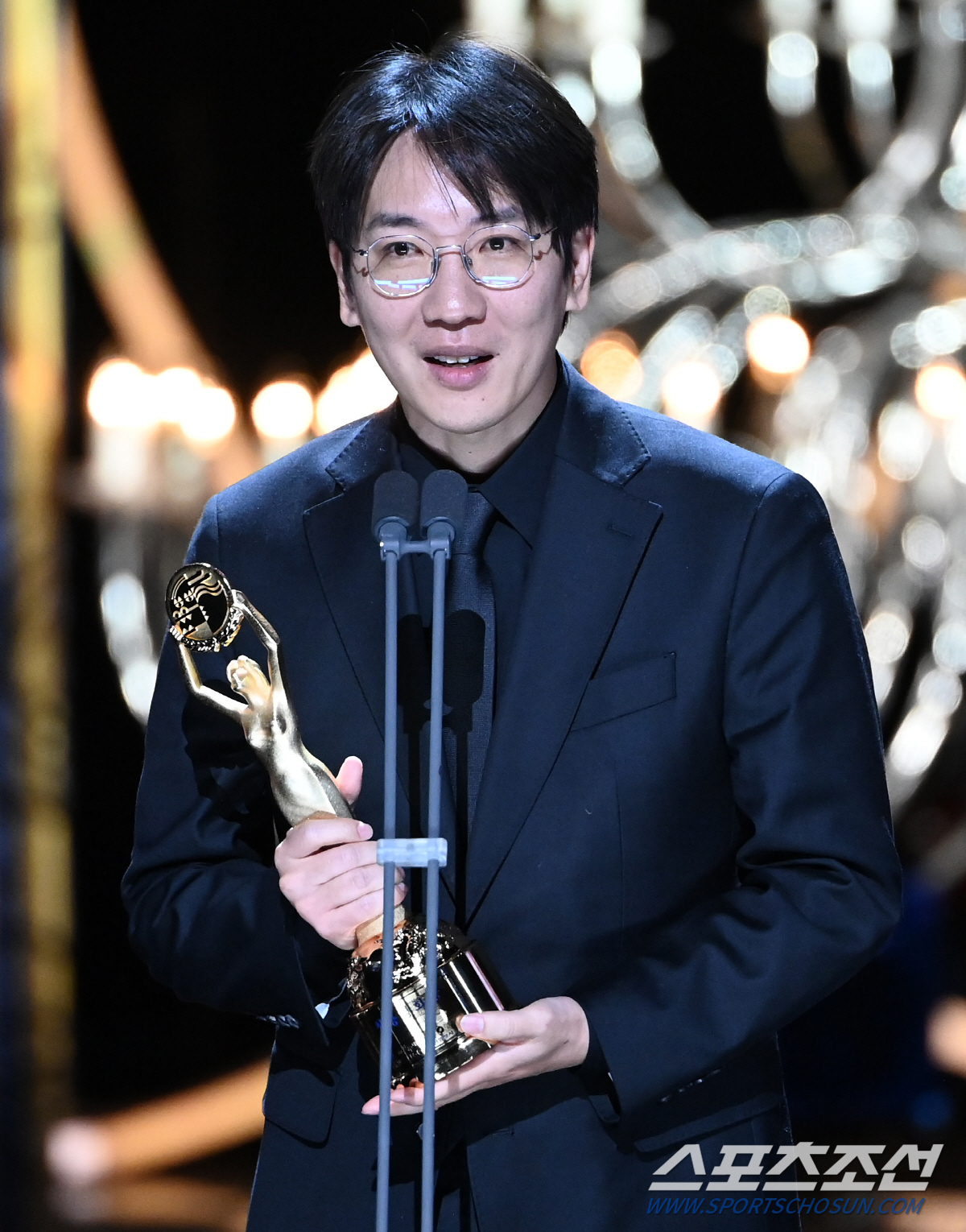 [44th청룡] '콘크리트유토피아' 엄태화 감독, 감독상 수상.."부끄럽…