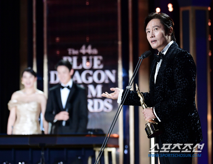 [44th청룡] 이병헌, 두번째 남우주연상 "♥이민정-둘째 버디와 함께 …