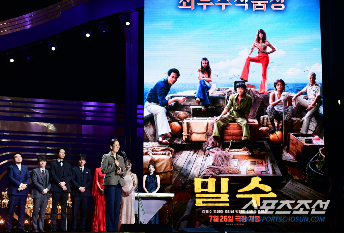 [44th청룡] '밀수' 최우수작품상..류승완 감독 '부당거래''모가디슈'이어 세번째 수상