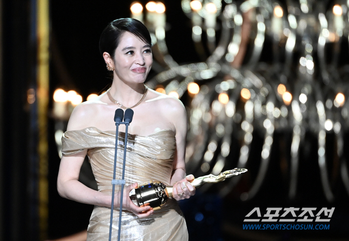 [SC줌人] 김혜수, 30년의 '화룡점정' 찍었다..'청룡女神'의 찬란한…