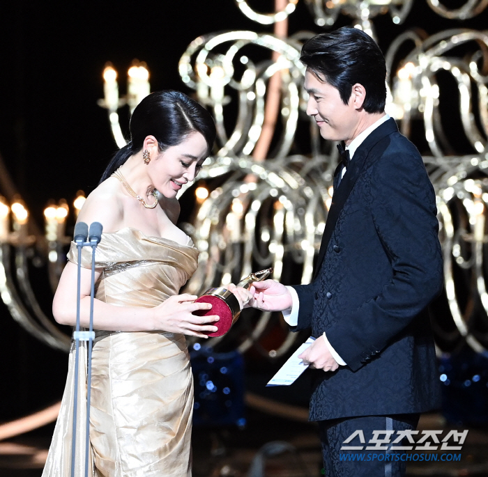 [44th청룡] "김혜수가 곧 청룡" 정우성, '아듀' 김혜수에 전한 연…