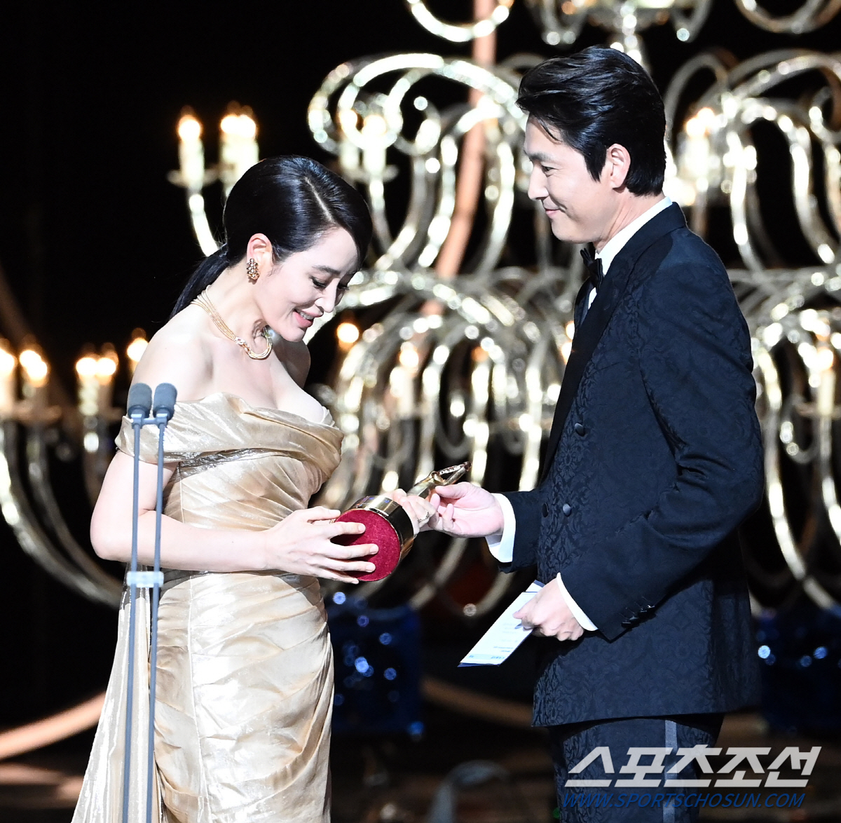 [44th청룡] "김혜수가 곧 청룡" 정우성, '아듀' 김혜수에 전한 연…