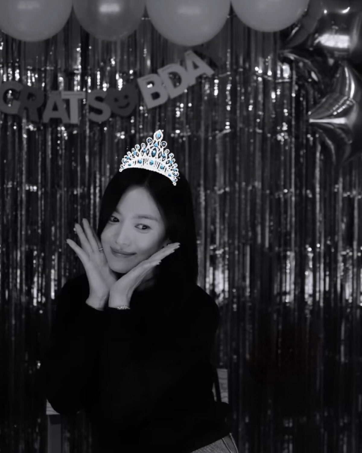 송혜교, 왕관보다 더 빛나는 미모...절친들과 '42번째' 생일파티