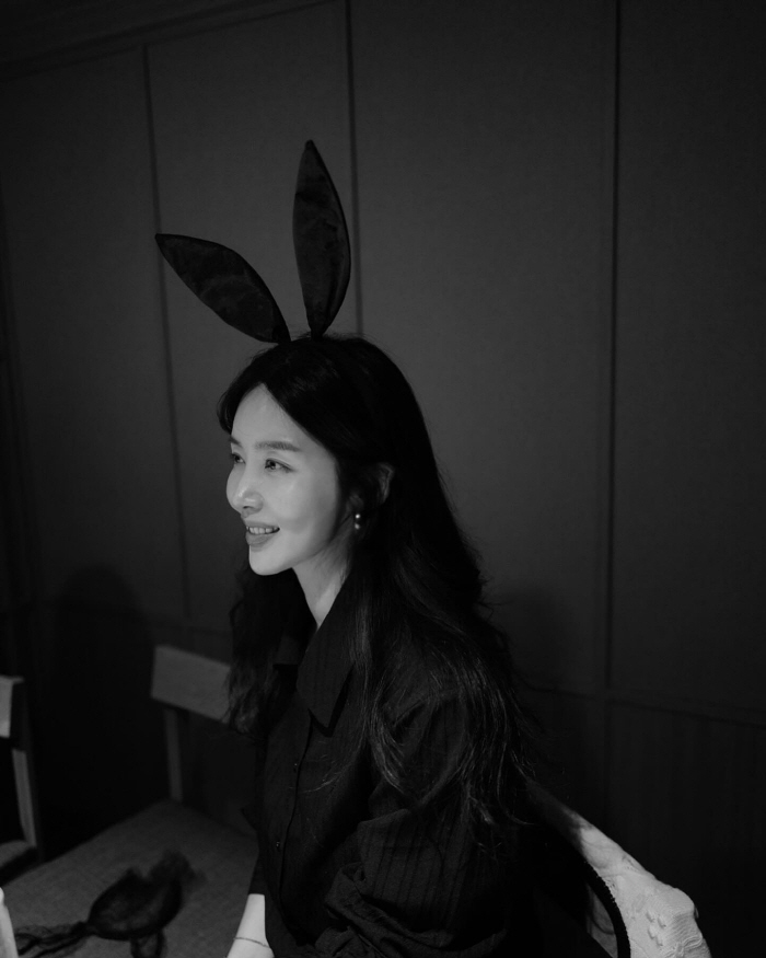 송혜교, 왕관보다 더 빛나는 미모...절친들과 '42번째' 생일파티