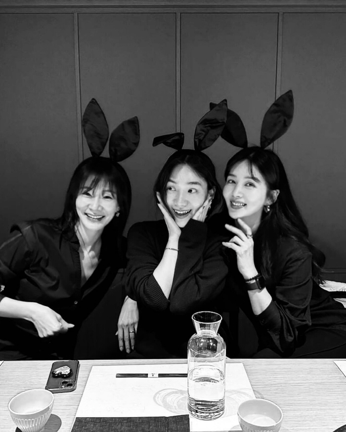 송혜교, 왕관보다 더 빛나는 미모...절친들과 '42번째' 생일파티