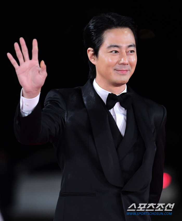 조인성, 인기스타상 수상 "주변에 인기 많지 않다고 했는데…기분 좋아" …
