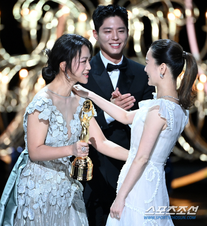 [44th청룡] 정유미, 탕웨이와 뜨거운 포옹..여우주연상에 "너무 영광…