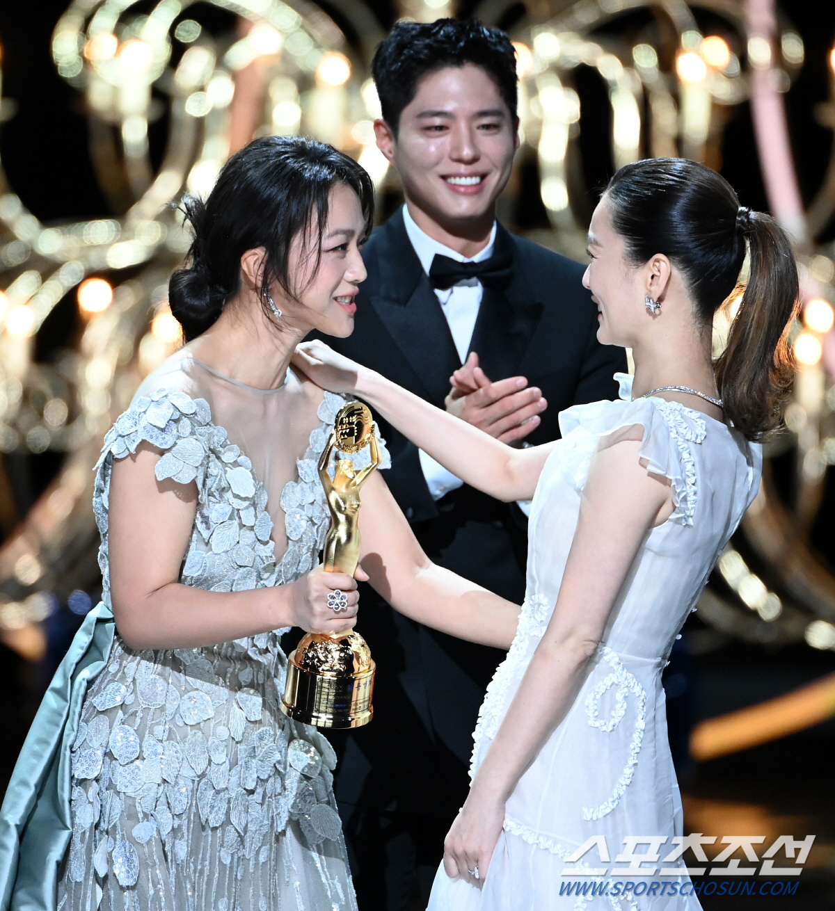 [44th청룡] 정유미, 탕웨이와 뜨거운 포옹..여우주연상에 "너무 영광…