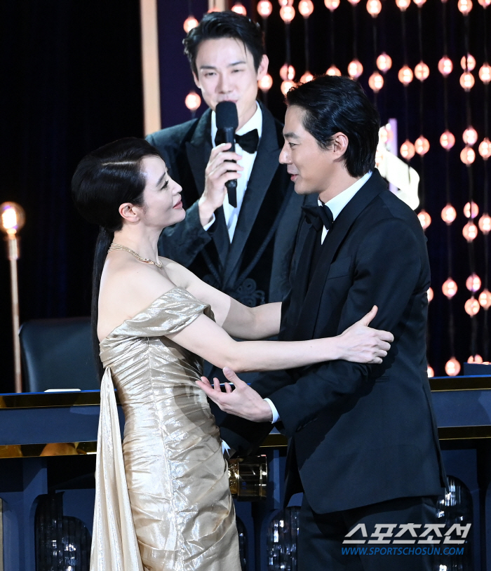 김혜수 "30년, 후회없이 충실했다"…조인성→정우성 찬사 속 '유종의 미…