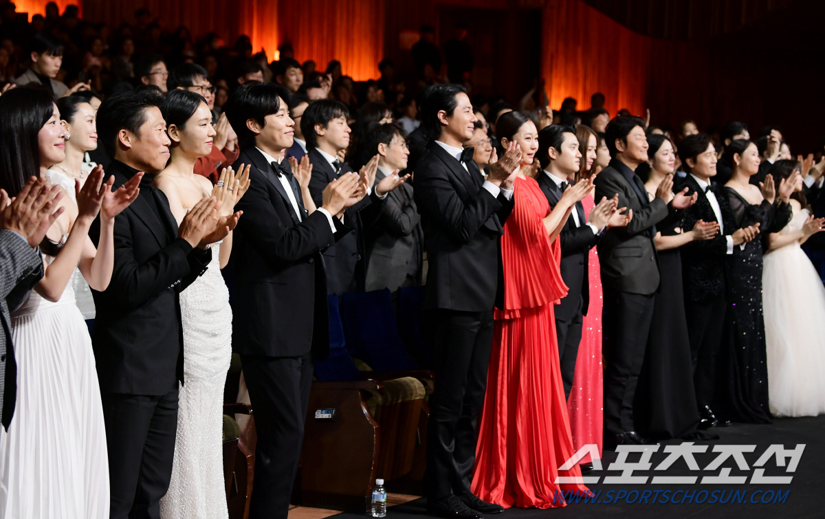 김혜수 "30년, 후회없이 충실했다"…조인성→정우성 찬사 속 '유종의 미…