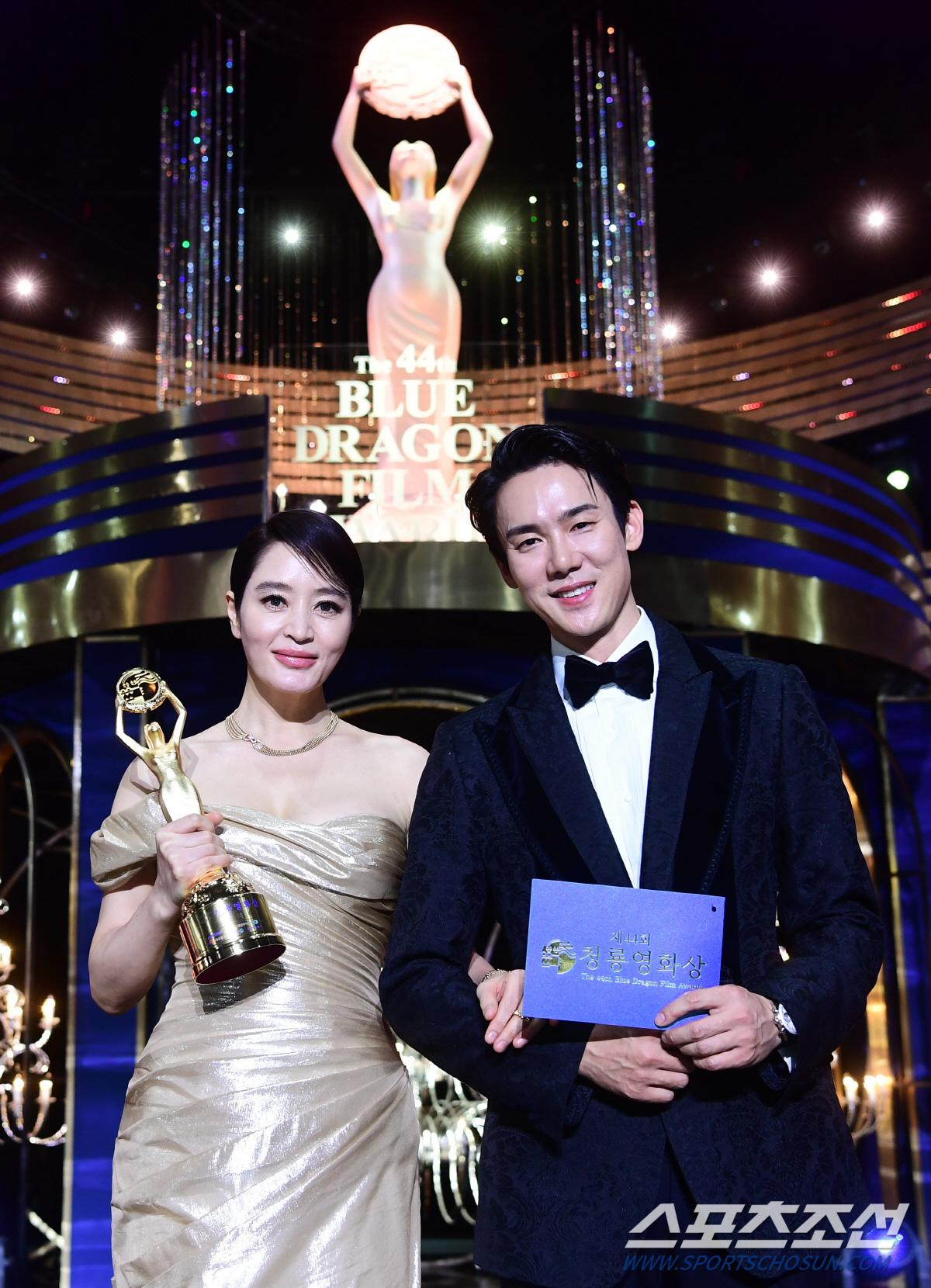 김혜수 "30년, 후회없이 충실했다"…조인성→정우성 찬사 속 '유종의 미…