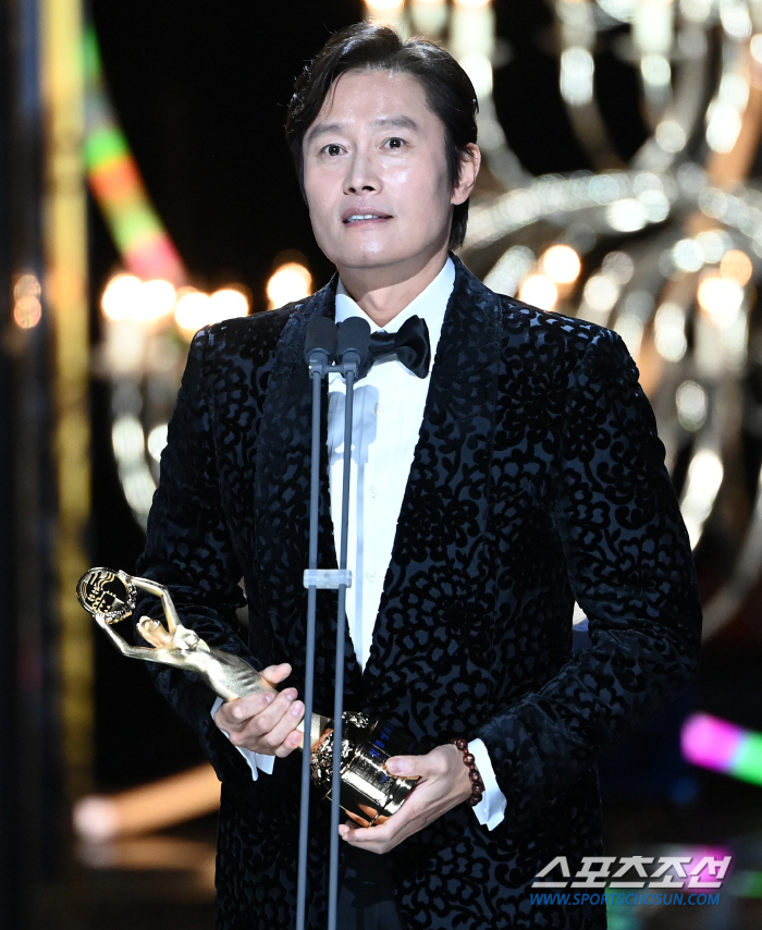 이병헌 "만취해 박진영과 댄스 배틀 해…후회된다" [청룡영화상]