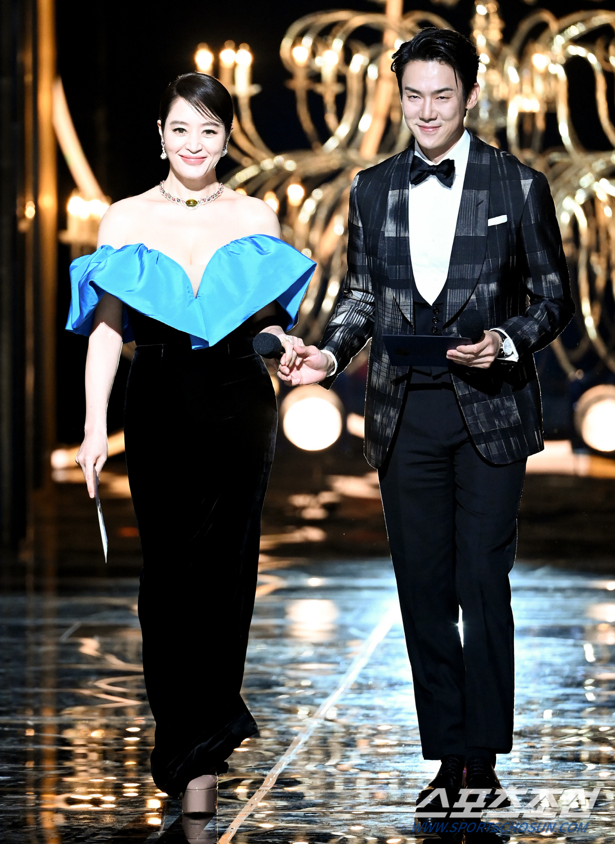 "후회 없이 충실했다" 존경 안고 떠난 김혜수의 '청룡영화상' 30년史 …