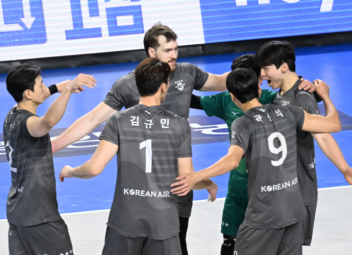 '아흐메드 15점 분투에도…' 현대캐피탈 4연패 늪. '1위 점프' 대한…