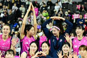 '김연경 옐레나 35득점' 7연승 흥국생명, 벌써 압도적 선두질주…도로공사에 셧아웃 완승