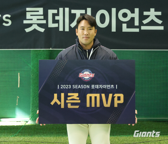 '원클럽맨+캡틴' 전준우, 자체 MVP까지 수상 '최고의 해'…"더 높은…