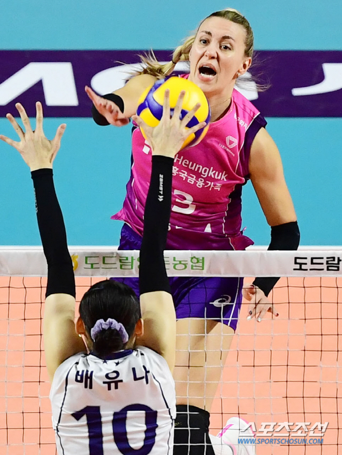 '무적 쌍포' 김연경-옐레나 '훈련중엔 티키타카-티격태격 하는 사이'[인…
